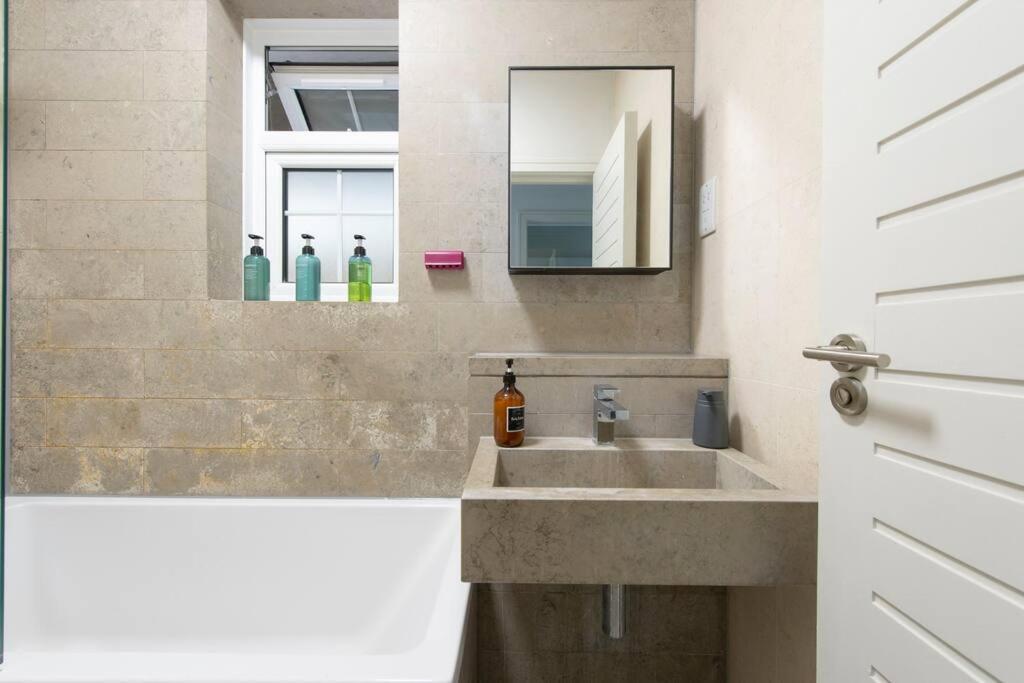 2 Bedroom Modern Urban Sanctuary 1Cc - Cherrydeal Londra Exterior foto